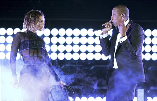 En esta imagen de archivo del 26 de enero de 2014, Beyonce, a la izquieda, y Jay Z interpretan 